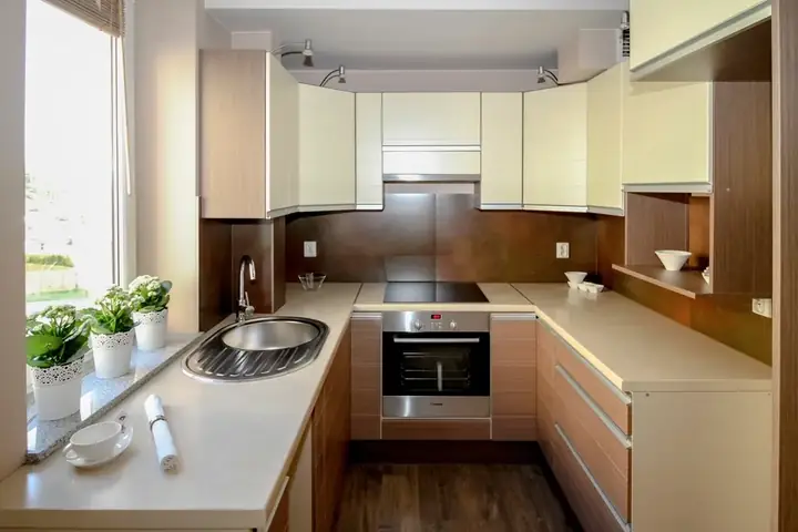 Modular L-shaped kitchen with wood-finish shutters
